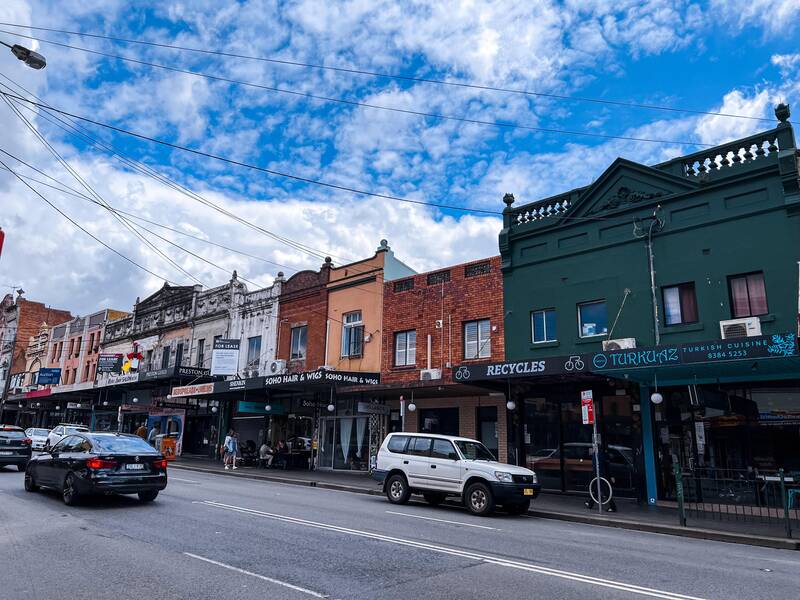 澳洲雪梨自由行景點｜充滿年代感的NEW TOWN小鎮，周董:「這裡滿有味道的」
